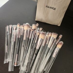 Professional Makeup Brush Set - Black and Silver